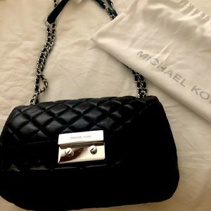 Michael Kors blk quilted purse chain leather strap